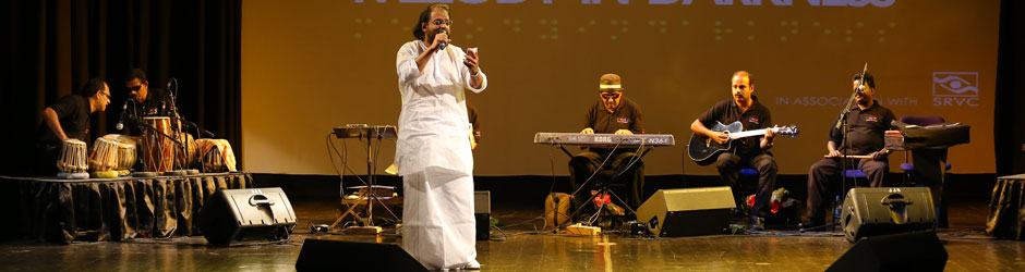 Yesudas Singing at the melody in darkness concert 